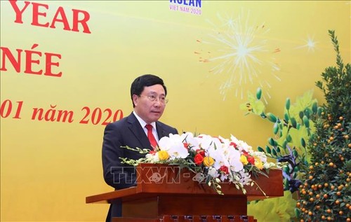 Pham Binh Minh présente ses vœux de Têt aux diplomates étrangers  - ảnh 1