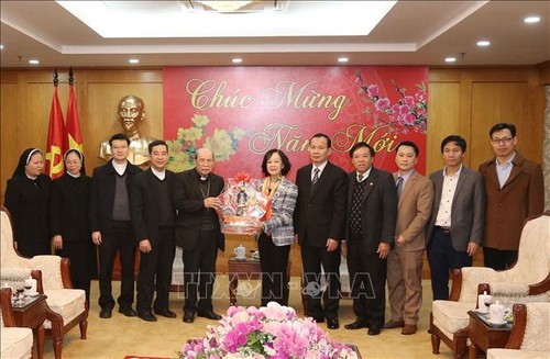 Truong Thi Mai reçoit une délégation du diocèse de Hung Hoa - ảnh 1