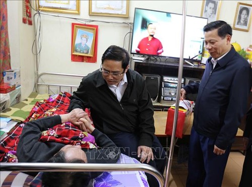 Pham Minh Chinh rend visite aux invalides de guerre de Thuân Thành - ảnh 1