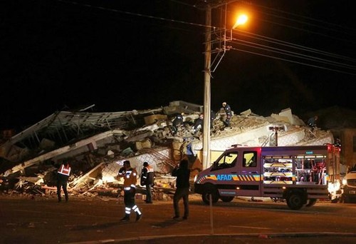 Un séisme meurtrier de magnitude 6,8 frappe l'est de la Turquie - ảnh 1