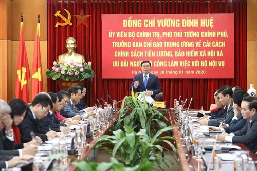 Réforme salariale : Vuong Dinh Huê travaille avec le ministère des Affaires intérieures  - ảnh 1