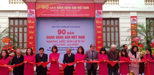 Vernissage de l’exposition sur les 90 ans du Parti communiste vietnamien - ảnh 1
