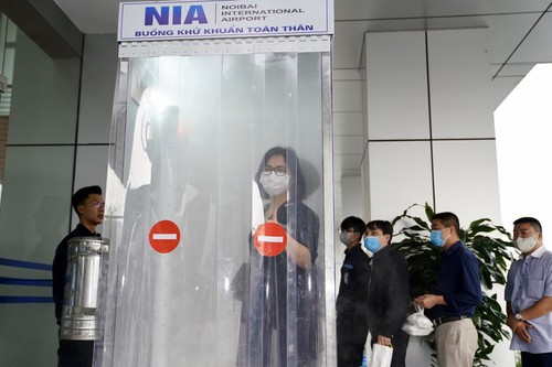 L’aéroport international de Nôi Bài installe une cabine de désinfection corporelle - ảnh 1