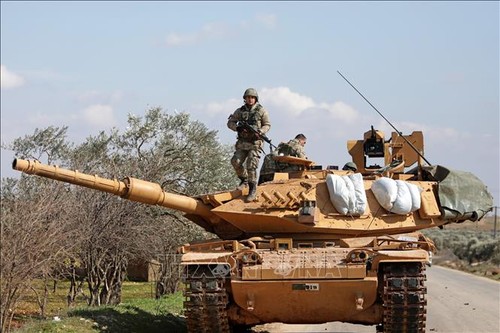 L'armée turque continue d'envoyer des engins militaires en Syrie - ảnh 1