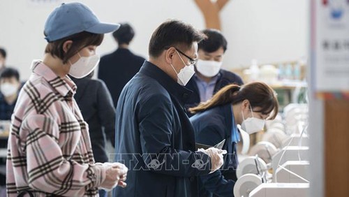 République de Corée: des élections sous haute surveillance sanitaire - ảnh 1