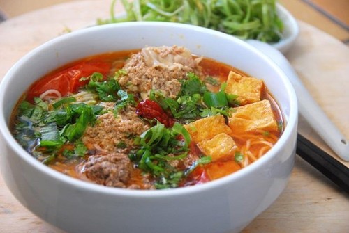 Le Figaro présente la street food vietnamienne avec «huit merveilles à déguster à Hanoï» - ảnh 1