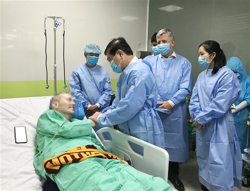 Covid-19 : Le patient 91 remercie les médecins vietnamiens - ảnh 1