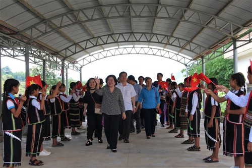 Truong My Hoa remet 55 bourses aux étudiants de Kon Tum - ảnh 1