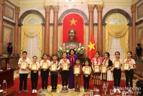 Dang Thi Ngoc Thinh honore les enfants exemplaires de Nghê An - ảnh 1