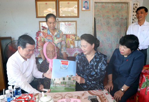 Des cadeaux offerts aux familles bénéficiant des politiques sociales de Bà Ria-Vung Tàu - ảnh 1