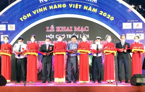 Hô Chi Minh-ville : Vernissage de la «Foire en l’honneur des produits vietnamiens 2020» - ảnh 1