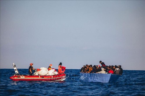 Plus de 200 migrants illégaux secourus au large des côtes libyennes  - ảnh 1