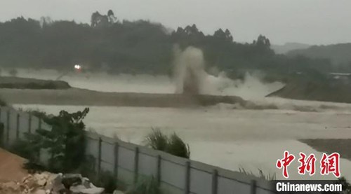 Suite à des pluies torrentielles, la Chine fait exploser un barrage - ảnh 1