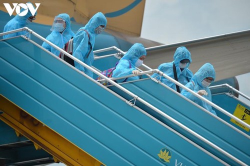 Covid-19 : deux premiers avions ramenant les touristes bloqués à Danang - ảnh 1