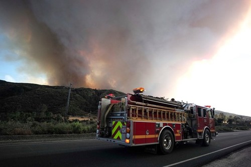Californie : des centaines de maisons évacuées suite à un énorme incendie - ảnh 1
