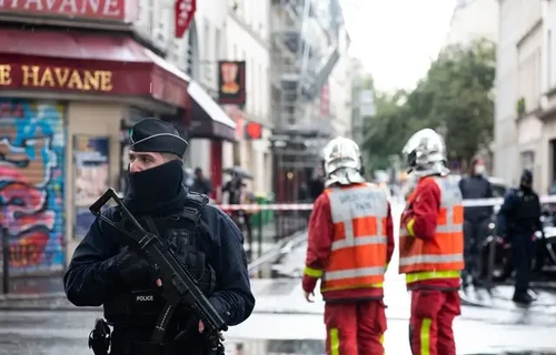 Attaque à Paris: Le suspect mis en examen et écroué pour «tentatives d’assassinats» terroristes - ảnh 1
