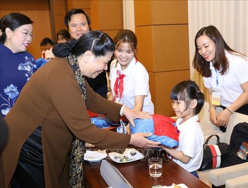 Tong Thi Phong rencontre des élèves orphelins ou handicapés de Thai Nguyên - ảnh 1