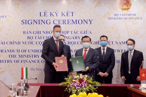 Vietnam-Hongrie: signature d’un mémorandum de coopération financière - ảnh 1