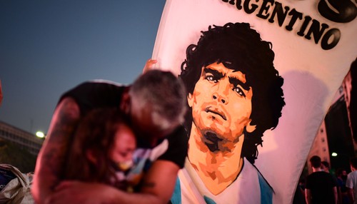 L'Argentine pleure son enfant en or: trois jours de deuil national pour Maradona - ảnh 1
