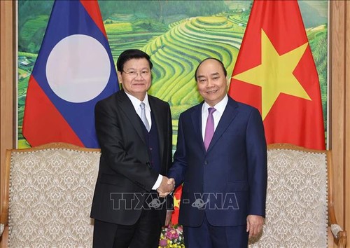 Le Premier ministre laotien termine sa visite au Vietnam - ảnh 1