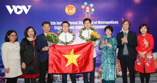 IOM: Cinq médailles d’or pour les élèves hanoiens - ảnh 1