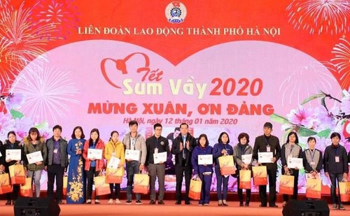 Hanoi: des allocations pour les travailleurs à l’occasion du Têt - ảnh 1