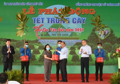 Nguyên Xuân Phuc lance la campagne de plantation d’arbres du printemps à Bên Tre - ảnh 1