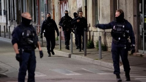 Policier tué à Avignon: une femme soupçonnée d'être la cliente du dealer recherché a été placée en garde à vue - ảnh 1