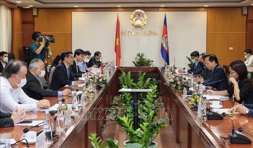 Renforcer la coopération entre le Vietnam et le Cambodge dans l'industrie, le commerce et l'énergie - ảnh 1