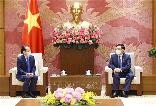 Vuong Dinh Huê reçoit l’ambassadeur du Cambodge - ảnh 1