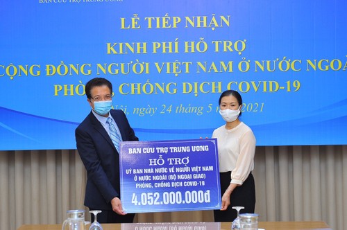 Covid-19 : Plus de 4 millions de dongs collectés pour soutenir les Vietnamiens à l’étranger  - ảnh 1