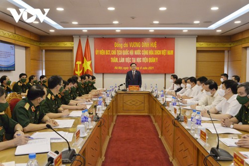 Vuong Dinh Huê se rend à l'Académie de médecine militaire - ảnh 1