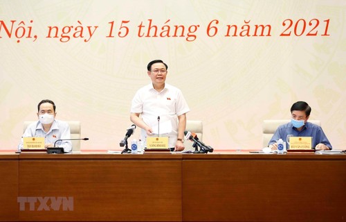 Vuong Dinh Huê rencontre les organes de presse - ảnh 1