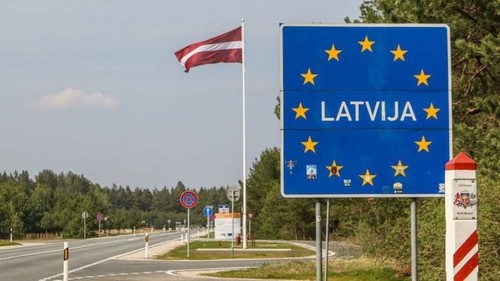 La Lettonie et la Lituanie réagissent en urgence face à l’afflux de migrants venus de Biélorussie - ảnh 1