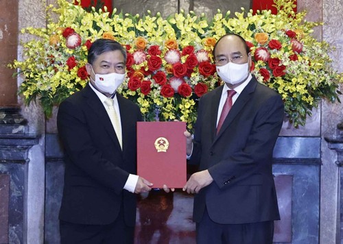 Nguyên Xuân Phuc nomme l’ambassadeur du Vietnam au Cambodge et promeut le directeur de l’Académie de la Défense - ảnh 1