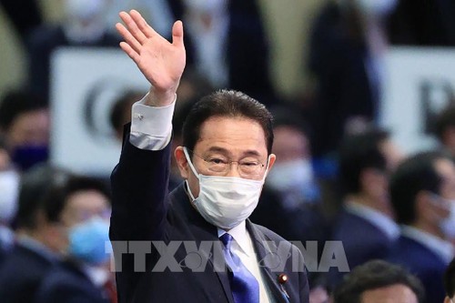 Japon: Fumio Kishida élu dirigeant du parti au pouvoir, et de facto futur Premier ministre - ảnh 1