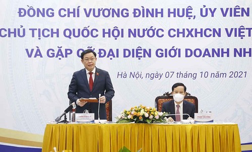 Rencontre entre Vuong Dinh Huê et des hommes d’affaires  - ảnh 1