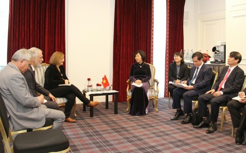Renforcer la coopération entre le Parti communiste vietnamien et les partis politiques français et britanniques - ảnh 1