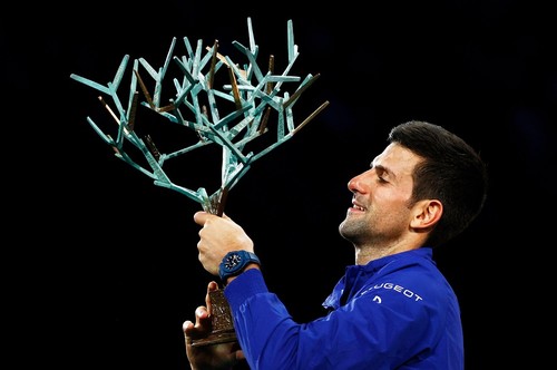 Rolex Paris Masters: Novak Djokovic fait craquer Daniil Medvedev et remporte le tournoi pour la 6e fois - ảnh 1