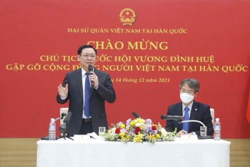 Vuong Dinh Huê visite l’ambassade du Vietnam à Séoul - ảnh 1