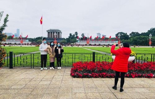 Hanoï accueille 105 mille visiteurs pendant les vacances du Têt - ảnh 1