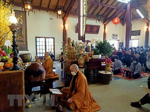 Cérémonie de prières pour la paix dans la pagode Truc Lâm à Villebon-sur-Yvette  - ảnh 1