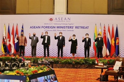 Ouverture d'une réunion restreinte des ministres des Affaires étrangères de l'ASEAN - ảnh 1
