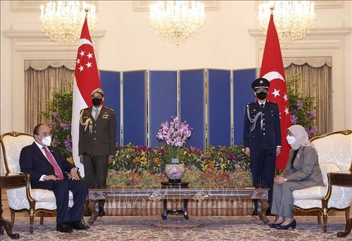 Nguyên Xuân Phuc rencontre les dirigeants singapouriens - ảnh 1