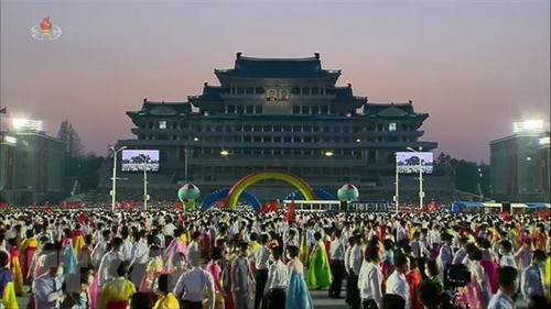 RPDC: le 110e anniversaire de la naissance de Kim Il-sung célébré en grand pompe - ảnh 1