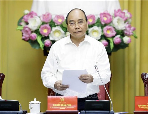Nguyên Xuân Phuc préside une réunion sur le bilan des 10 ans de mise en œuvre de la stratégie de défense dans la nouvelle conjoncture - ảnh 1