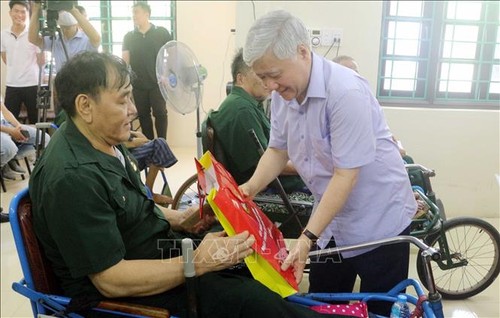 Dô Van Chiên au chevet des blessés de guerre de Duy Tiên - ảnh 1