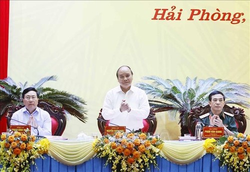 Nguyên Xuân Phuc à un symposium sur la défense nationale à Hai Phong - ảnh 1