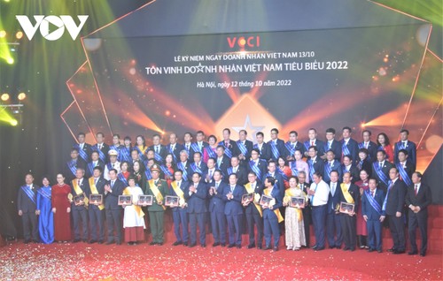 Pham Minh Chinh rend hommage aux hommes d’affaires émérites de 2022 - ảnh 2