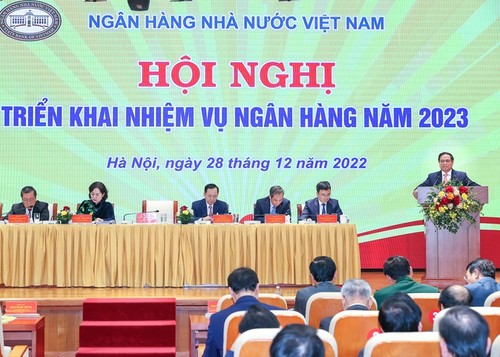 Pham Minh Chinh: il faut absolument garantir la sécurité monétaire et la solvabilité du système bancaire - ảnh 1